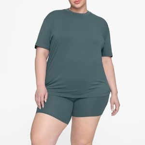 SKIMS BOYFRIEND T-SHIRT size small NWT
